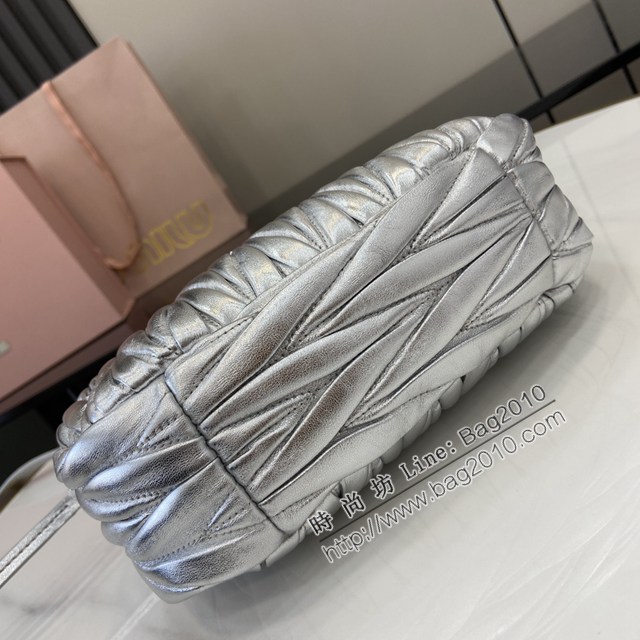 miumiu繆繆專櫃最新款小羊皮Wander手袋經典Matelasse紋理繡花手提肩背包 jh2558型號：5BC125